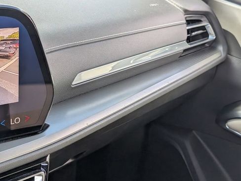 Used 2025 Chevrolet Traverse LT FWD image 27