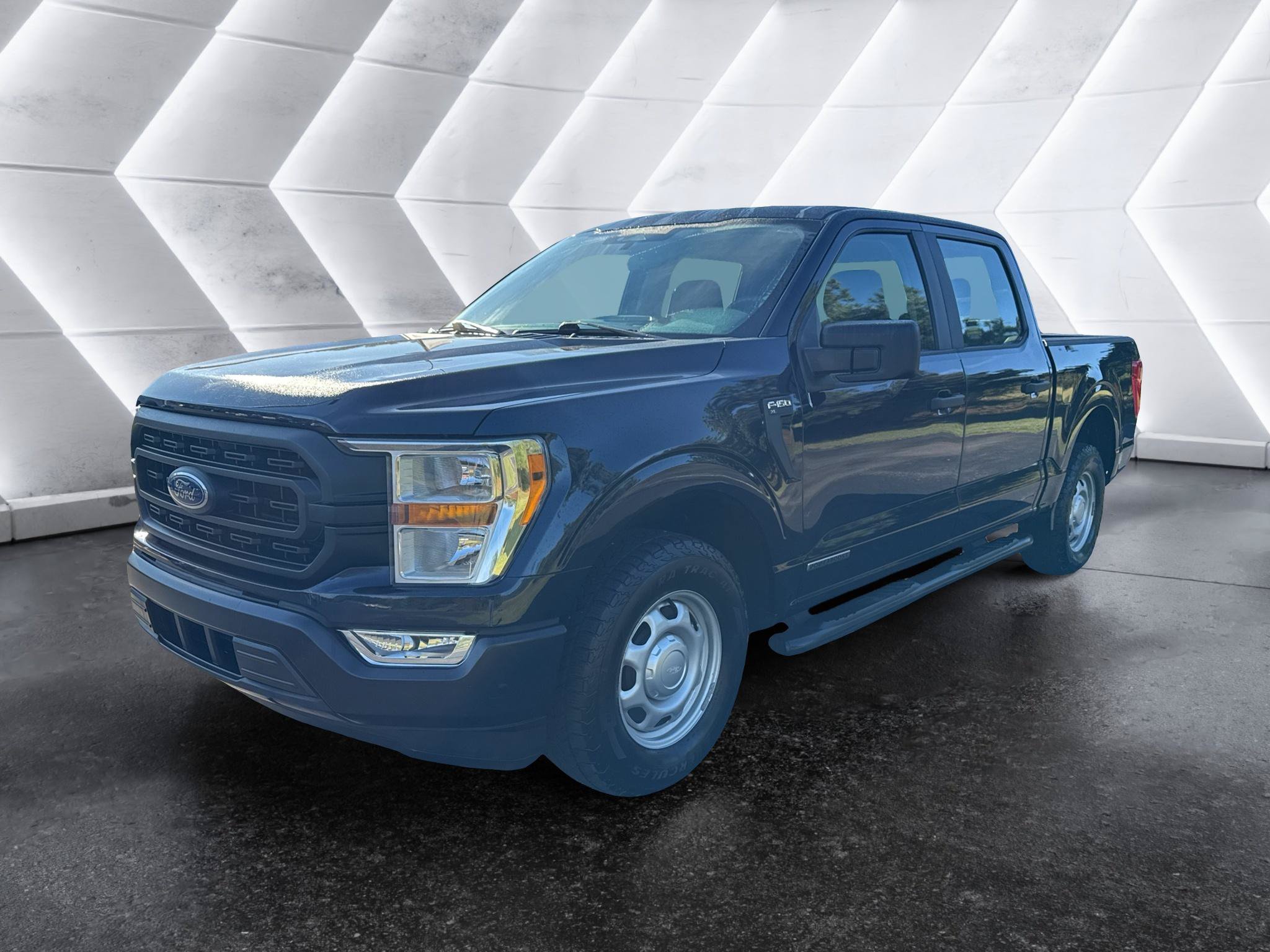 Used 2022 Ford F150 XL w/ Equipment Group 101A High RWD image 3