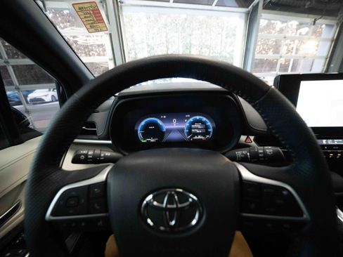 Used 2025 Toyota Sienna Platinum image 15