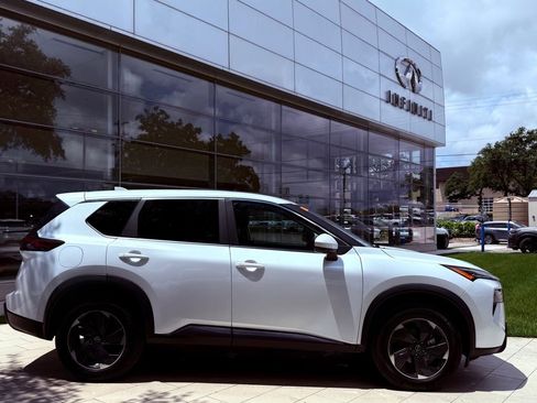 Used 2024 Nissan Rogue SV AWD/4WD image 4