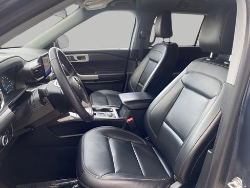 Used 2023 Ford Explorer XLT w/ Equipment Group 202A image 9