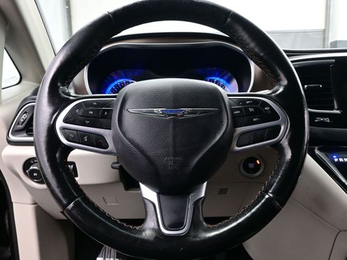 Used 2019 Chrysler Pacifica Touring-L Plus image 25