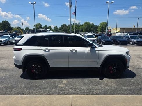 Used 2023 Jeep Grand Cherokee Limited AWD/4WD image 6