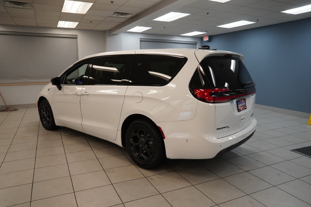 Used 2024 Chrysler Pacifica Limited FWD image 4