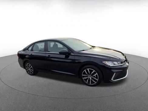 Used 2025 Volkswagen Jetta SE image 2