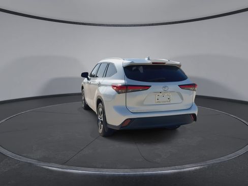 Used 2023 Toyota Highlander XLE FWD image 7