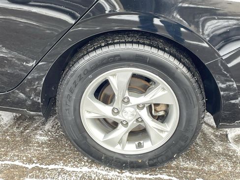 Used 2023 Hyundai Elantra SE w/ Preferred Accessory Package image 11