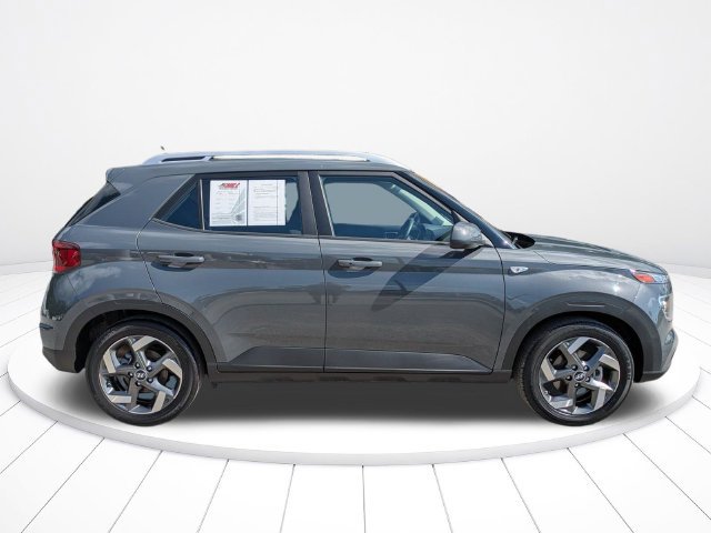 Used 2025 Hyundai Venue SEL FWD image 3