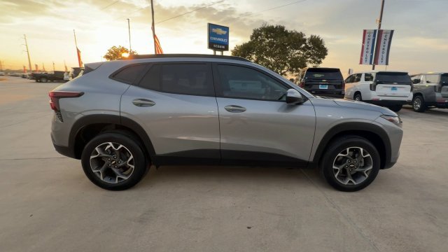 Used 2025 Chevrolet Trax LT w/ Driver Confidence Package FWD image 9