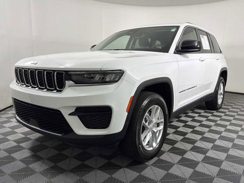 Used 2023 Jeep Grand Cherokee Laredo RWD image 3
