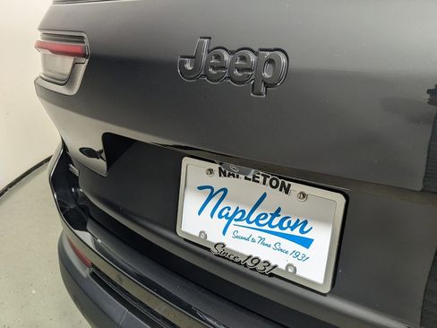 Used 2023 Jeep Grand Cherokee L Limited w/ Luxury Tech Group II RWD image 9
