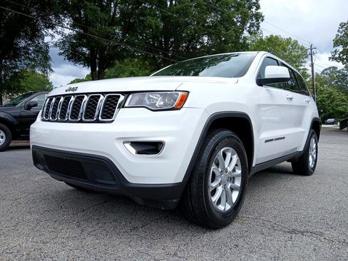 Used 2021 Jeep Grand Cherokee Laredo image 2