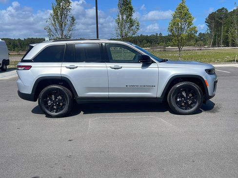 New 2026 Jeep Grand Cherokee Altitude AWD/4WD image 8