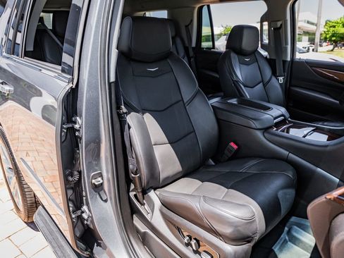Used 2018 Cadillac Escalade Luxury AWD/4WD image 33