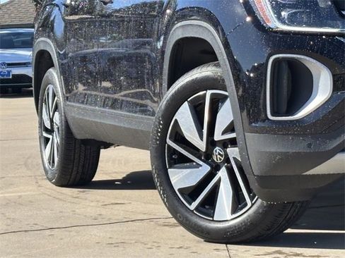 Certified 2025 Volkswagen Atlas SE image 2