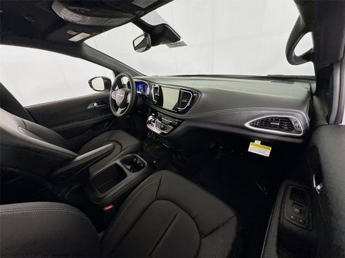 New 2026 Chrysler Pacifica Select image 33