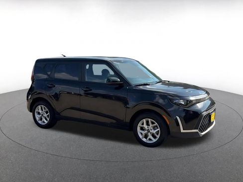 Used 2025 Kia Soul LX w/ LX Technology Package FWD image 2