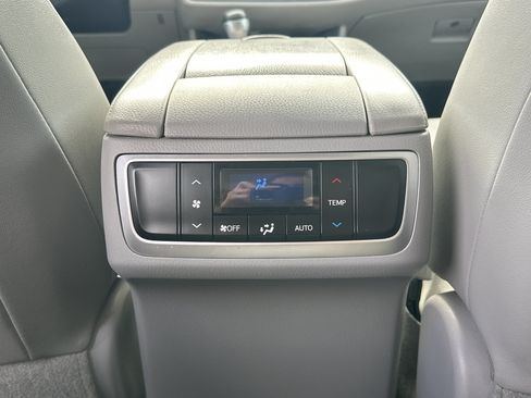 Used 2018 Toyota Highlander Limited FWD image 29