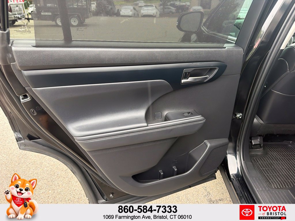 Used 2022 Toyota Highlander XLE AWD/4WD image 30