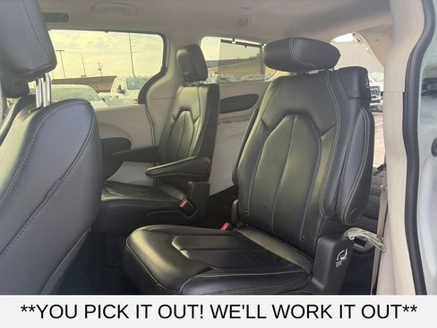 Used 2022 Chrysler Pacifica Touring-L FWD image 9