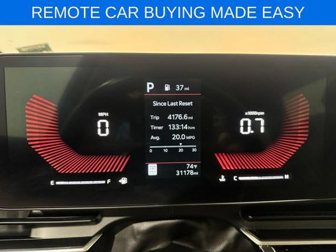 Used 2025 Kia Carnival FWD image 8