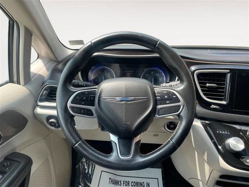 Used 2018 Chrysler Pacifica Touring-L image 12