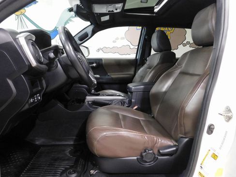 Used 2017 Toyota Tacoma Limited image 33