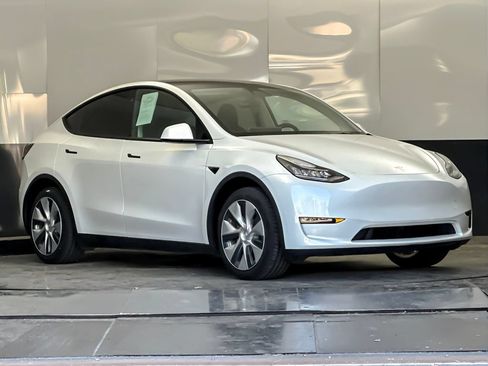 Used 2023 Tesla Model Y Long Range AWD/4WD image 1