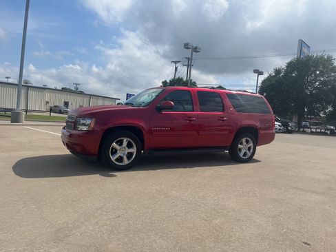 Used 2013 Chevrolet Suburban LT RWD image 4