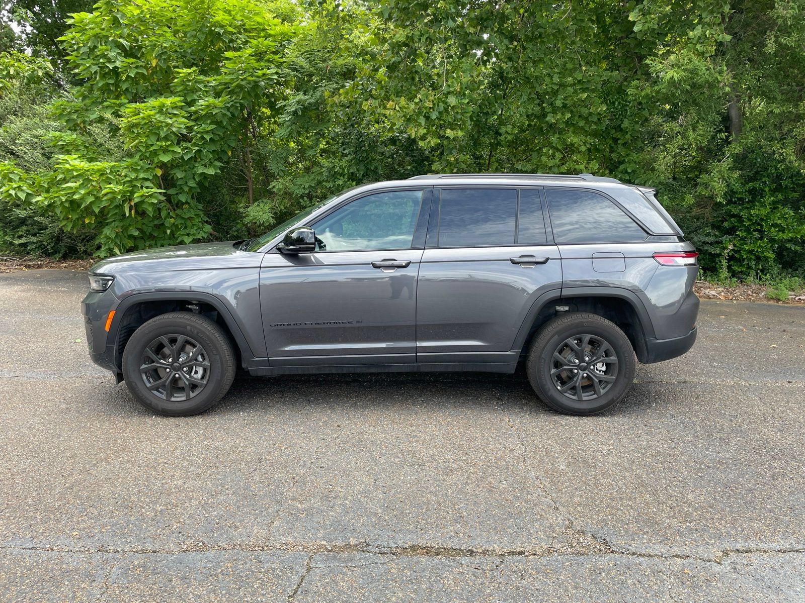 Used 2025 Jeep Grand Cherokee Altitude RWD image 2