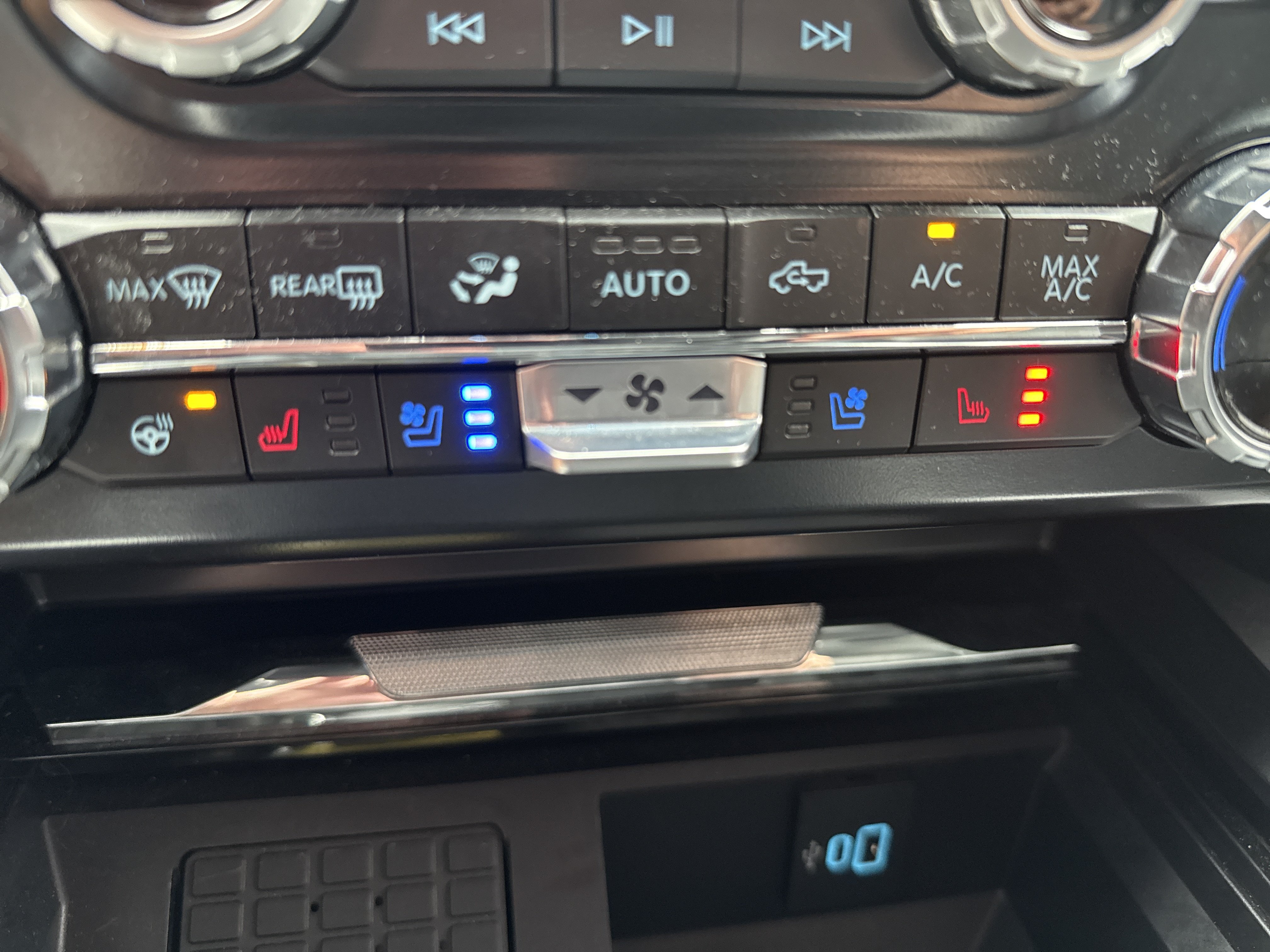 Used 2025 Ford F250 Lariat w/ Lariat Ultimate Package AWD/4WD image 28