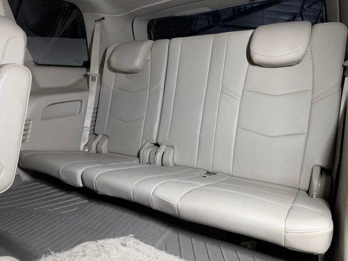 Used 2019 Cadillac Escalade Luxury AWD/4WD image 18