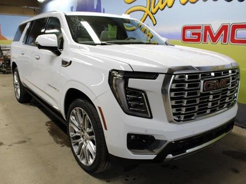 New 2026 GMC Yukon XL Denali w/ Denali Reserve Package AWD/4WD image 4