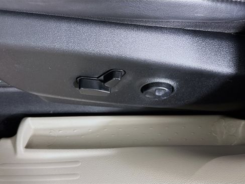 Used 2023 Chrysler Pacifica Touring-L image 22