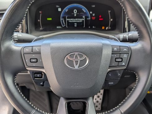 Used 2025 Toyota Camry SE FWD image 18