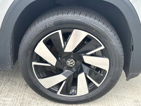 Used 2025 Volkswagen Atlas Cross Sport SE FWD image 4