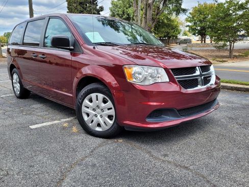 Used 2019 Dodge Grand Caravan SE w/ UConnect Hands-Free Group image 1