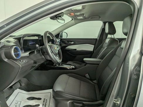 Certified 2025 Chevrolet Trax LT w/ LT Convenience Package FWD image 18