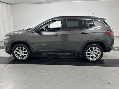 Used 2022 Jeep Compass Latitude w/ Sun and Sound Group AWD/4WD image 6