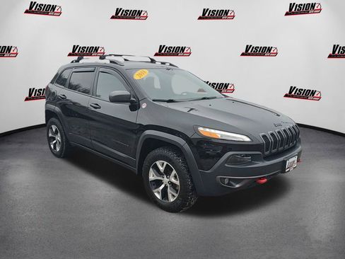 Used 2018 Jeep Cherokee Trailhawk image 3
