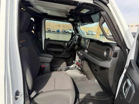 Used 2025 Jeep Gladiator Mojave w/ Convenience Group AWD/4WD image 15