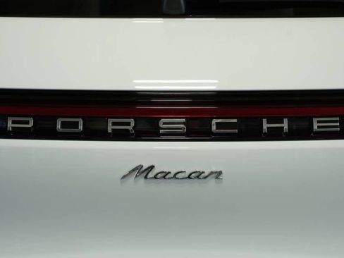 Certified 2025 Porsche Macan AWD/4WD image 39
