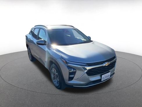 Used 2025 Chevrolet Trax LT image 3