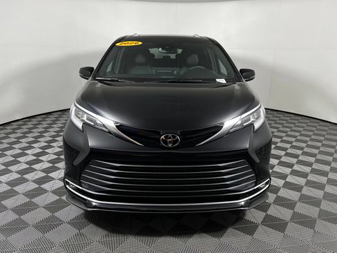 Used 2026 Toyota Sienna Limited FWD image 2