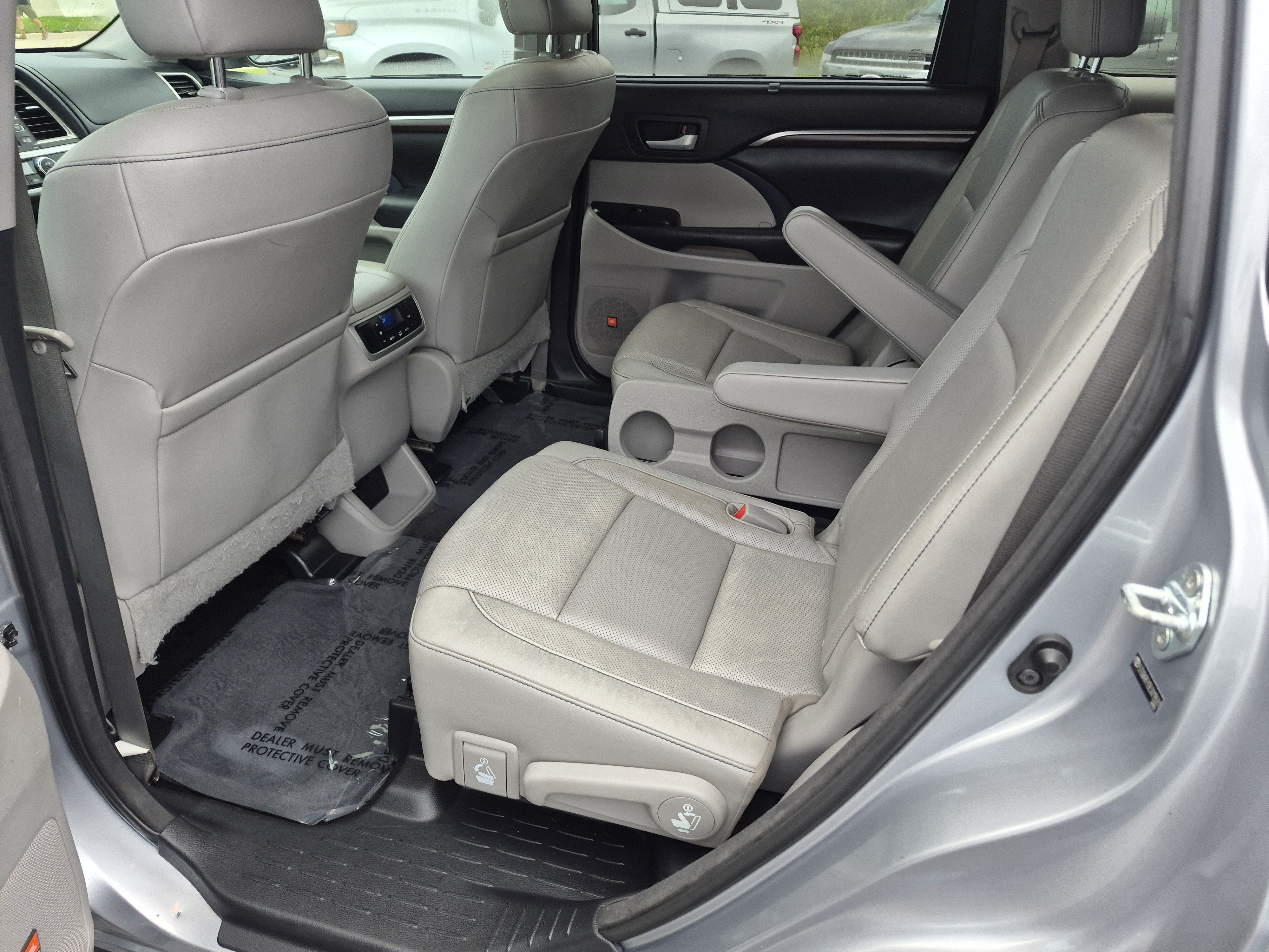 Used 2014 Toyota Highlander Limited w/ Preferred Accessory Package AWD/4WD image 9