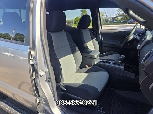 Used 2022 Toyota Tacoma TRD Off-Road AWD/4WD image 21