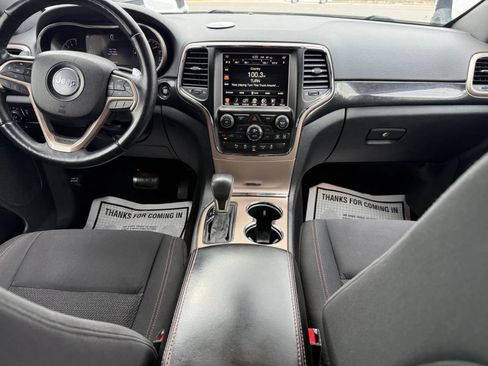 Used 2017 Jeep Grand Cherokee Laredo AWD/4WD image 15