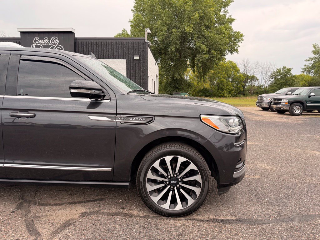 Used 2022 Lincoln Navigator L Reserve AWD/4WD image 2