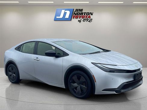 Used 2024 Toyota Prius LE image 3