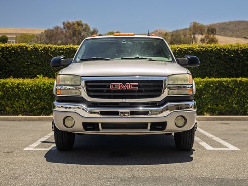 Used 2004 GMC Sierra 3500 SLT w/ Heavy-Duty Power Package AWD/4WD image 2